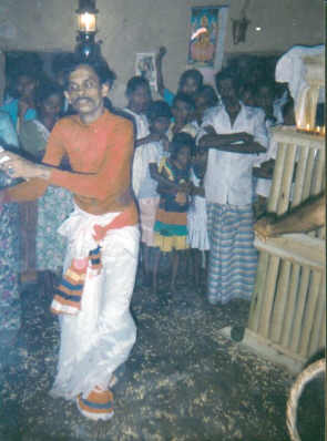 Ein Suniyam-Kariya (spez. Dmonenbeschwrer) bei der Arbeit